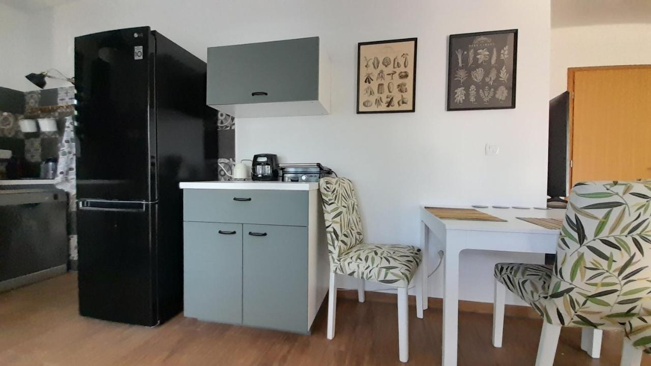 Apartments & Room Danijel Pinezići Eksteriør bilde